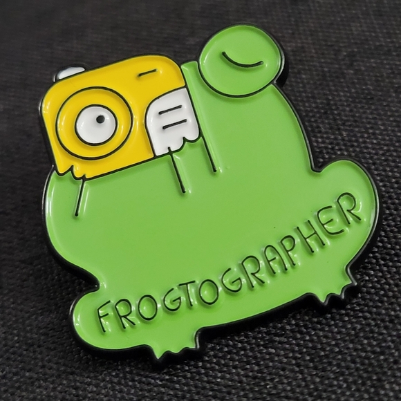 Frogtographer Frog With A Camera Enamel Pin - Picture 4 of 10